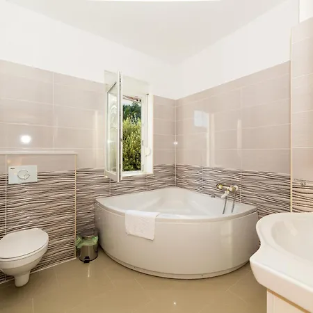 Holiday home Sirena In Okrug Gornji *